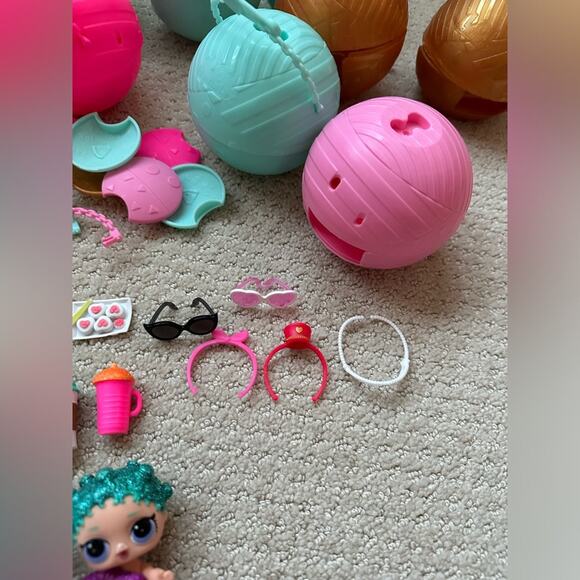Lot of 11 LOL Dolls and 20+ Accessories - Picture 4 of 8